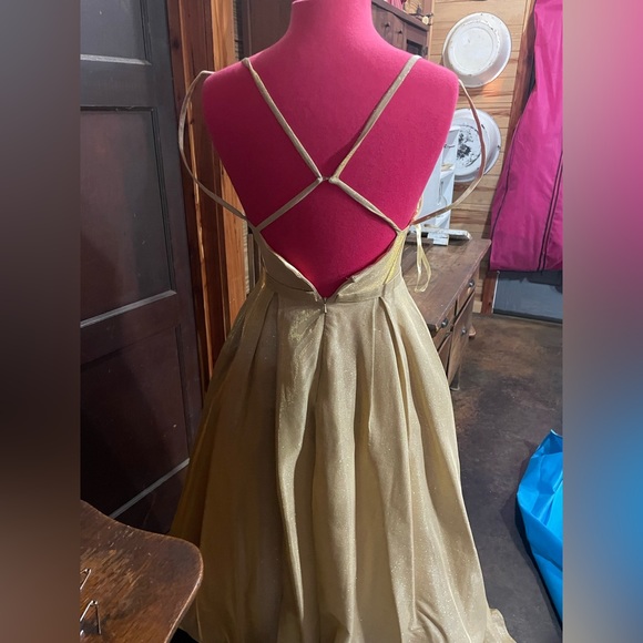 Beautiful Prom Dress Size 6! Worn once! - Picture 5 of 7